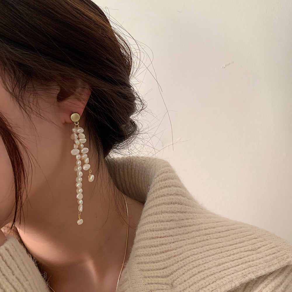 Asymmetric real pearl dangle earrings